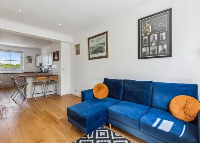 Bright 3 Bedroom Duplex With Roof Terrace Views